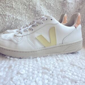 Veja V-10 Sneakers in Colorblock Leather Sneaker size 38 Gently Worn